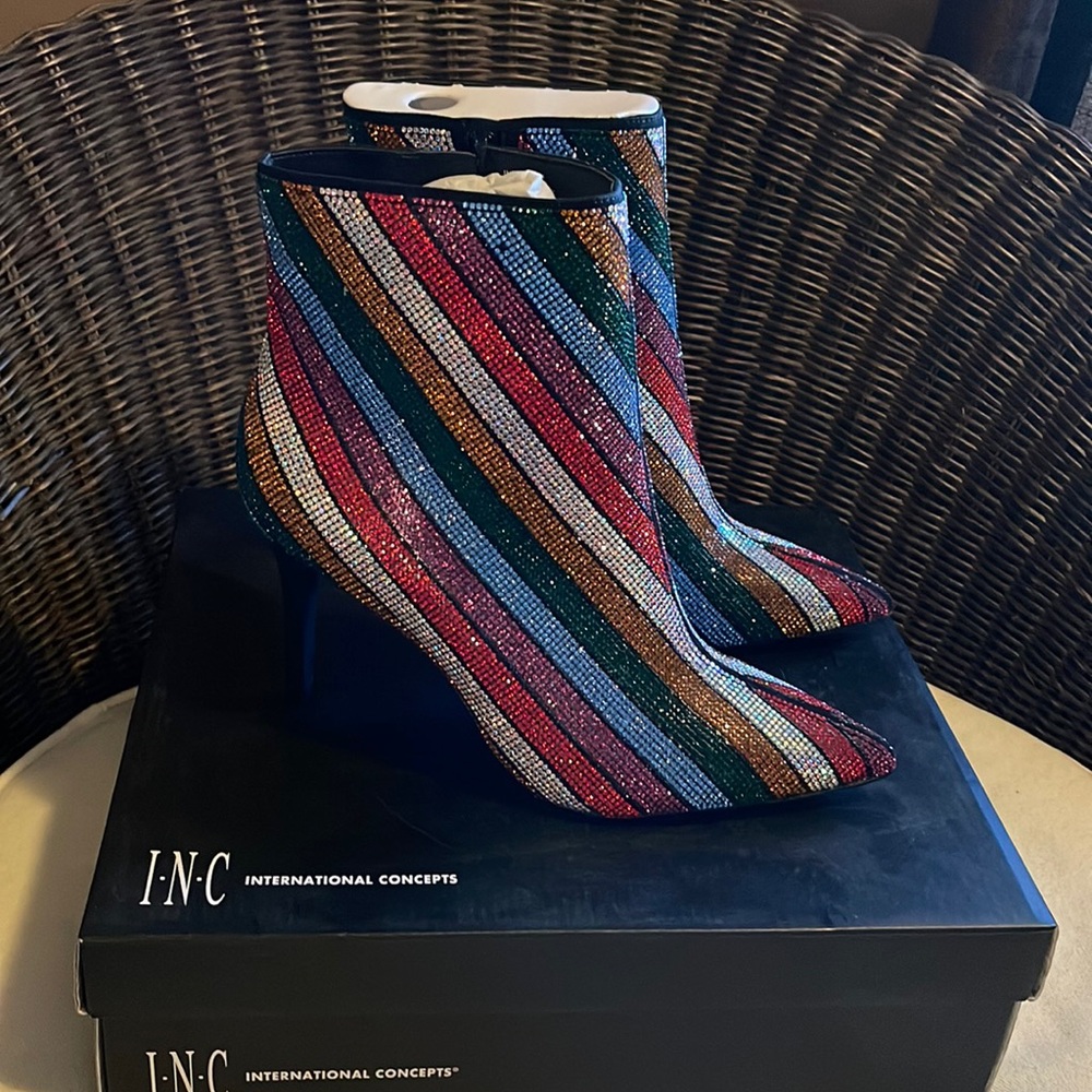 INC INGRA4F STRP BLNG Booties